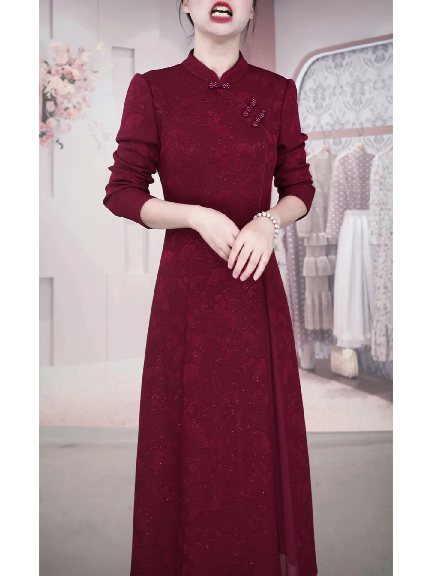 Elegant Long Sleeve Qipao Dress Chinese Style Wedding Ceremony Dress for Women Middle Aged And above Spring New Arrival
Elegant Long Sleeve Qipao Dress Chinese Style Wedding Ceremony Dress for Women Middle Aged And above Spring New Arrival