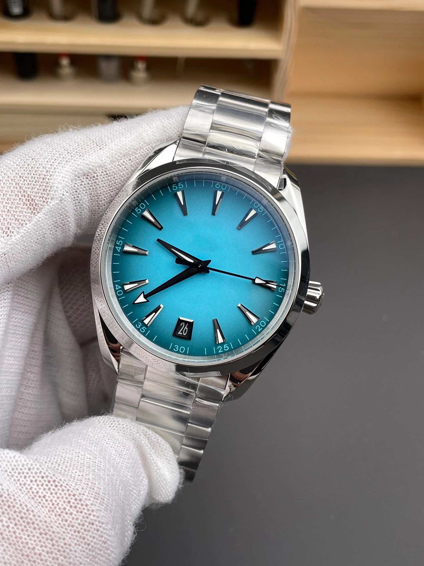 Customized watch, 41mm, sapphire glass mirror, custom integrated movement, stainless steel strap
Customized watch, 41mm, sapphire glass mirror, custom integrated movement, stainless steel strap