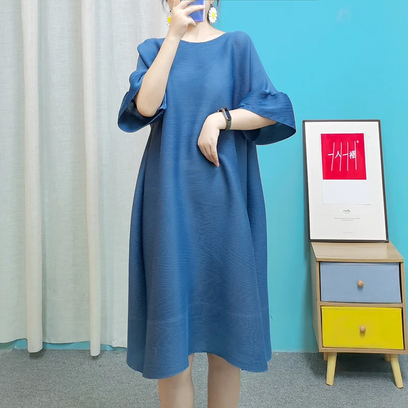 Miyake Minimalist Crease Dress Minimal Loose Slim Flare Sleeve Medium Length Spring/Summer 2023
Miyake Minimalist Crease Dress Minimal Loose Slim Flare Sleeve Medium Length Spring/Summer 2023