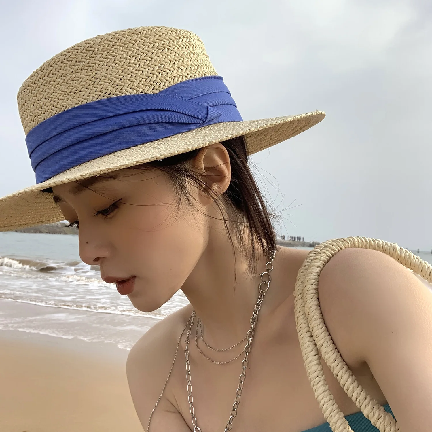 New Summer Women's Ribbon Straw Hat Female Retro British Flat Top Hat Fresh Beach Wide Brim Classic Sunscreen Hat
New Summer Women's Ribbon Straw Hat Female Retro British Flat Top Hat Fresh Beach Wide Brim Classic Sunscreen Hat