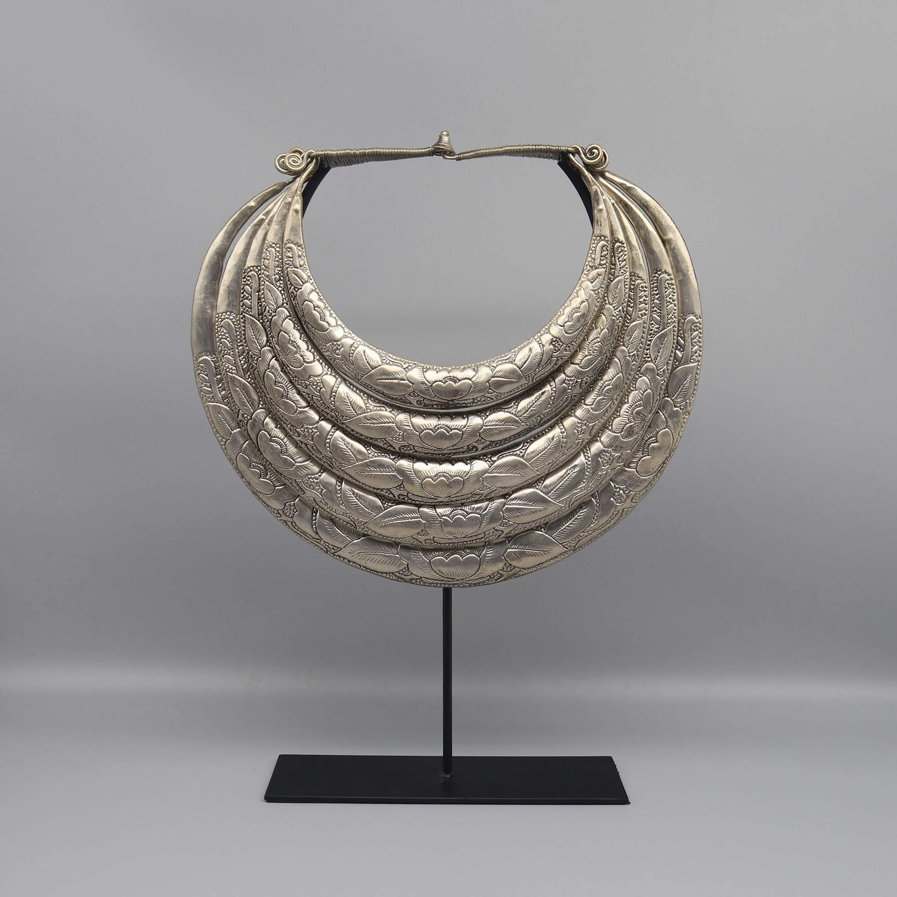 Miao silver necklace with iron stand, home decoration
Miao silver necklace with iron stand, home decoration