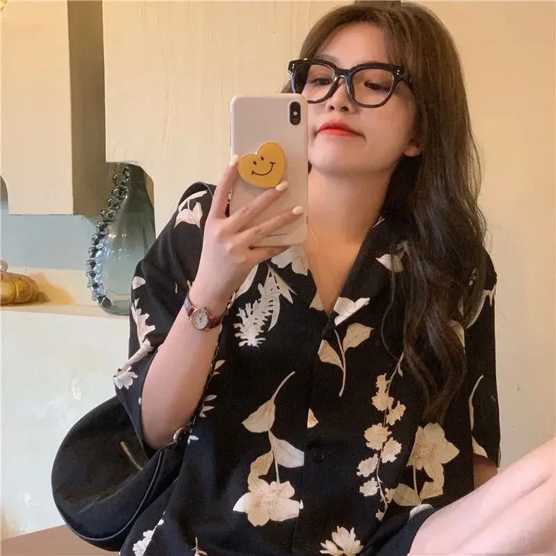 Стильная женская рубашка, летняя коллекция 2024, новая корейская версия, дизайнерский крой, свободный крой, большие размеры (до 100 кг), короткий рукав.
Стильная женская рубашка, летняя коллекция 2024, новая корейская версия, дизайнерский крой, свободный крой, большие размеры (до 100 кг), короткий рукав.