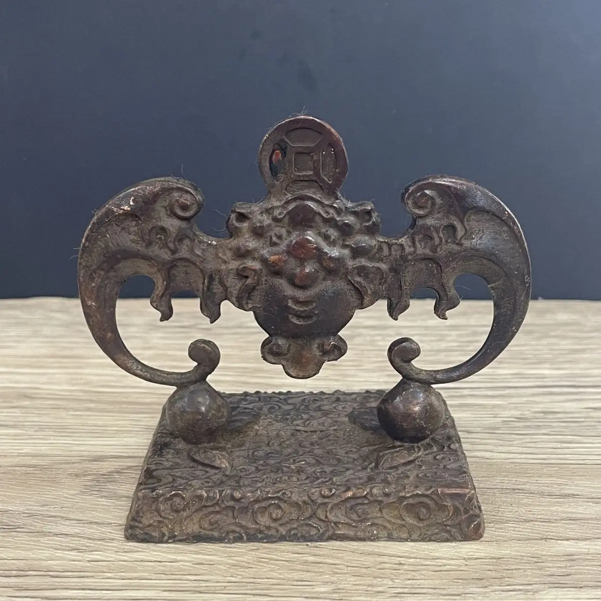 Vintage Bat Pen Paperweight Solid Figurine Chinese Desk Decor Symbol of Luck
Vintage Bat Pen Paperweight Solid Figurine Chinese Desk Decor Symbol of Luck