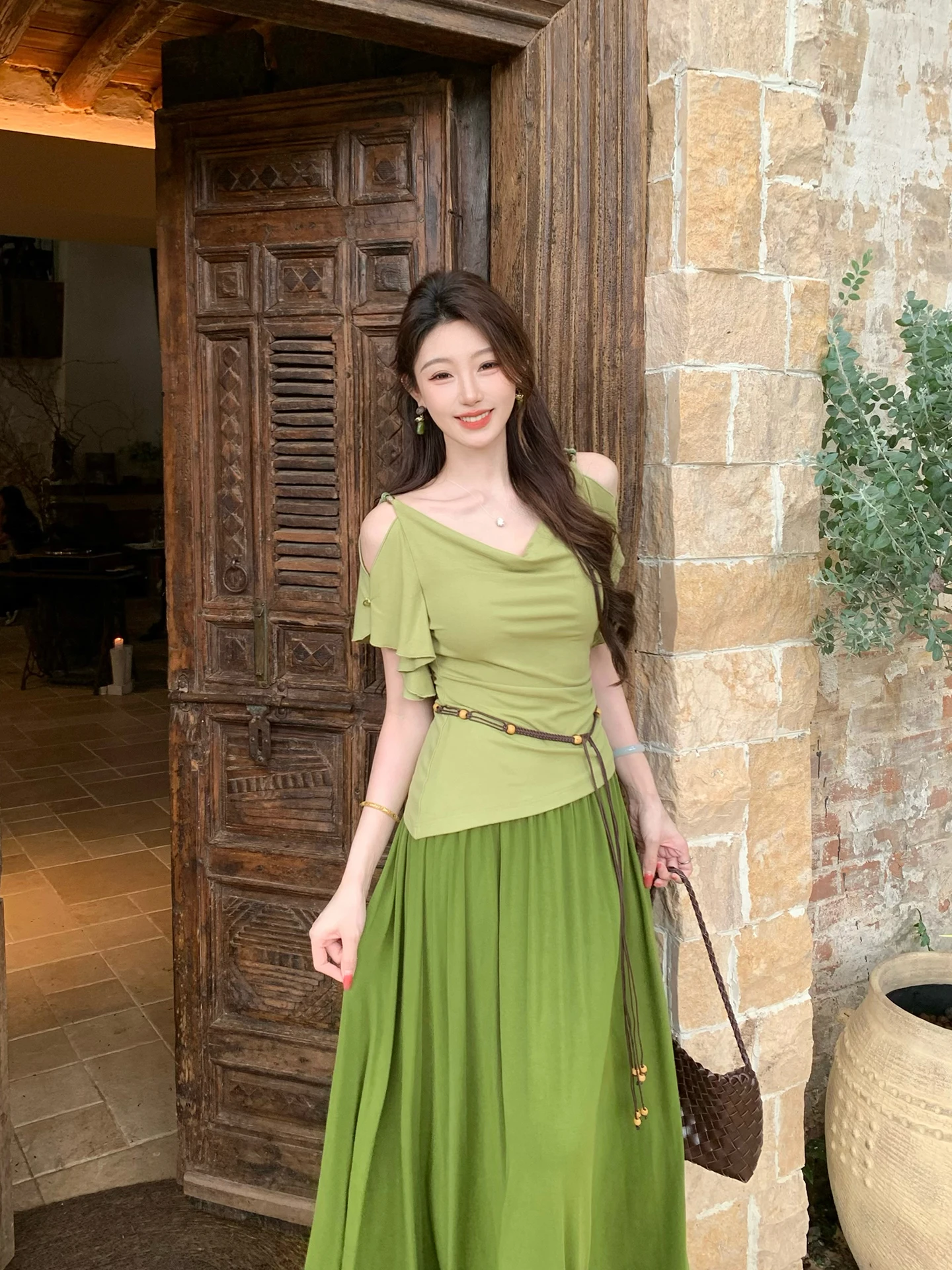 Lingshan Zhihe Knitted Set High Waist Halter Neck Top Women's Spring Summer Midi Skirt Elegant Style Short Sleeve Fashion Set
Lingshan Zhihe Knitted Set High Waist Halter Neck Top Women's Spring Summer Midi Skirt Elegant Style Short Sleeve Fashion Set