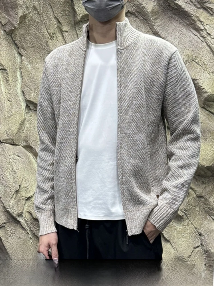 Модный городской вязаный кардиган для мужчин с флисовой подкладкой, теплый, с воротником-стойкой, повседневный, на пуговицах, верхняя одежда для молодежи, с длинными рукавами
Модный городской вязаный кардиган для мужчин с флисовой подкладкой, теплый, с воротником-стойкой, повседневный, на пуговицах, верхняя одежда для молодежи, с длинными рукавами