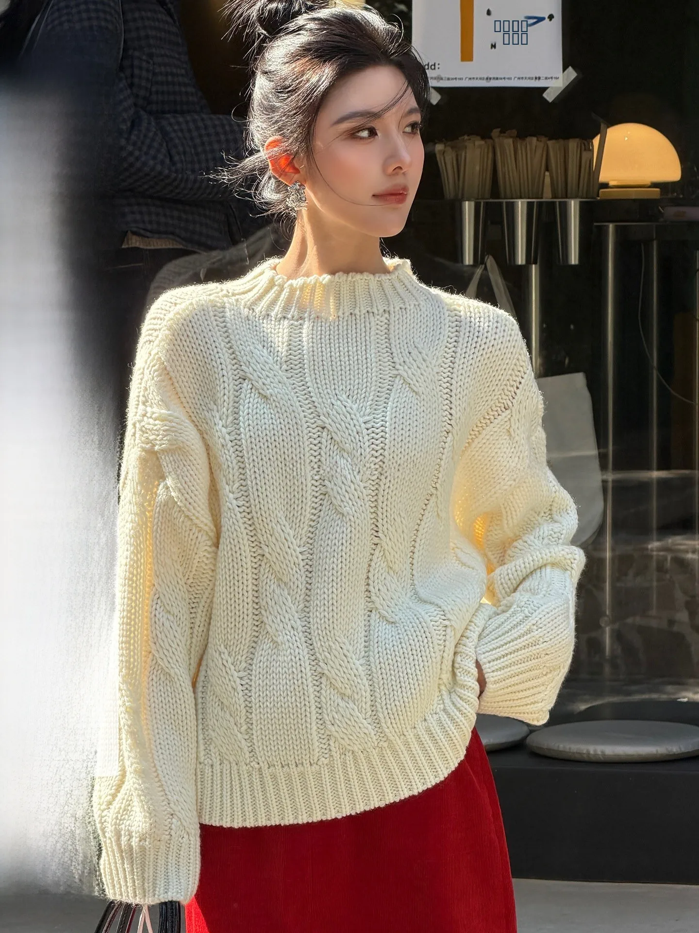 Женский белый вязаный свитер Jiang Wen с круглым вырезом, из крученой пряжи, зимний, новый, в корейском стиле, стандартный крой
Женский белый вязаный свитер Jiang Wen с круглым вырезом, из крученой пряжи, зимний, новый, в корейском стиле, стандартный крой