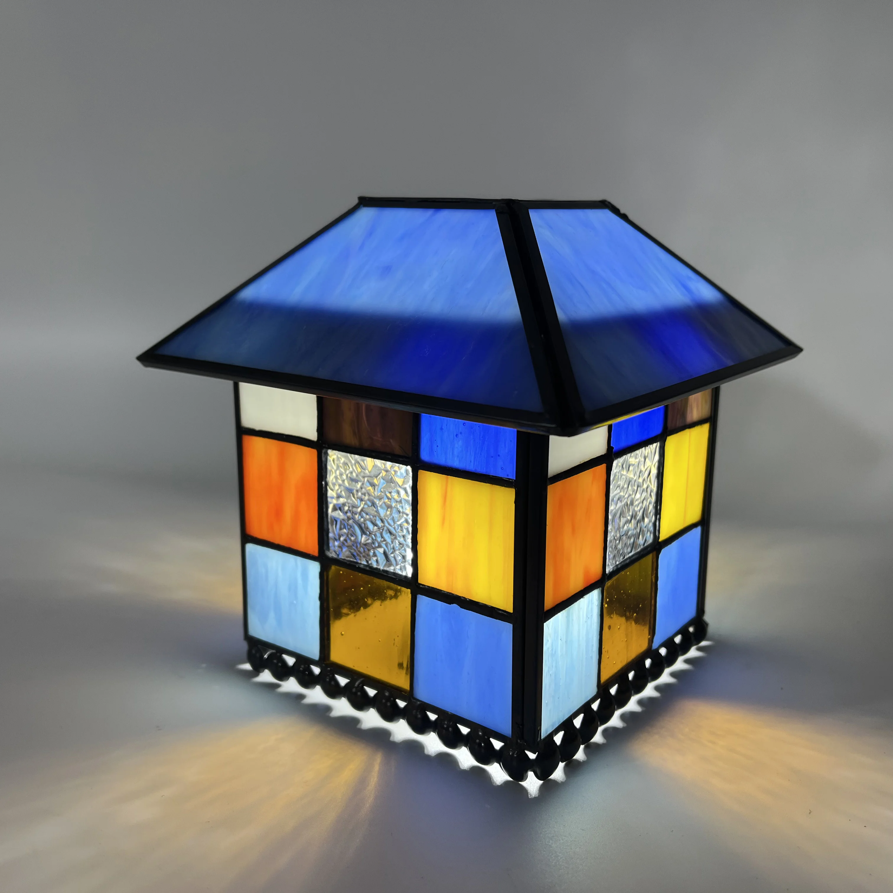 Stained glass square house lampshade, geometric pattern lampshade, wall lamp, chandelier lampshade, replacement lampshade 
Stained glass square house lampshade, geometric pattern lampshade, wall lamp, chandelier lampshade, replacement lampshade