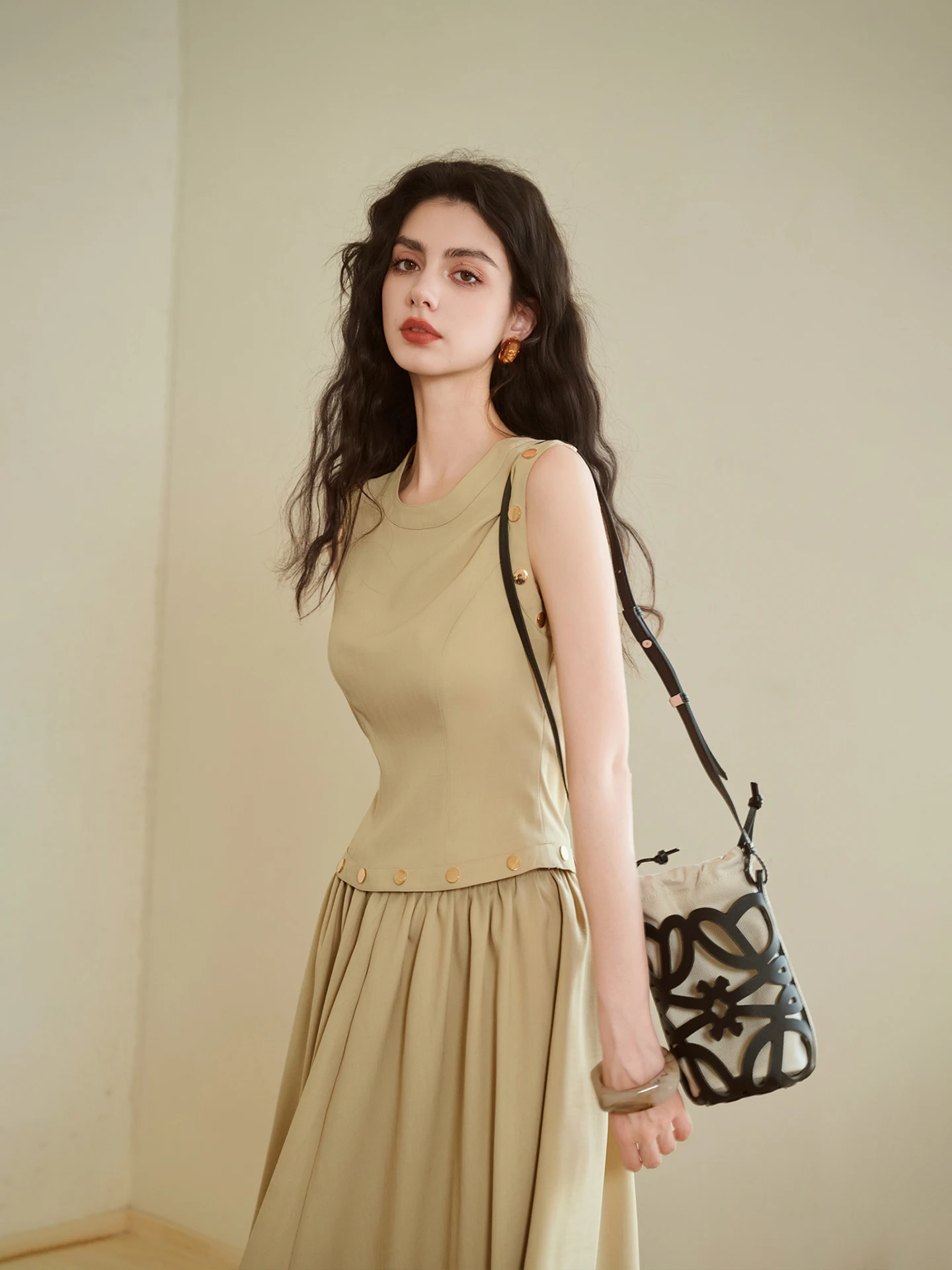 Комплект ReVe Sfron: топ с вертикальными полосками и заклепками и юбка-солнце в стиле Хепберн, женский модный летний наряд, длинные брюки, короткий рукав...
Комплект ReVe Sfron: топ с вертикальными полосками и заклепками и юбка-солнце в стиле Хепберн, женский модный летний наряд, длинные брюки, короткий рукав...