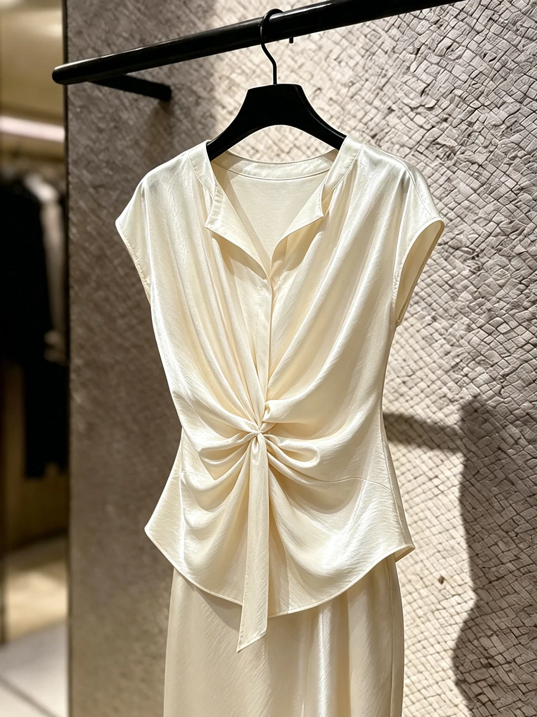 Elegant Knot Front Short Sleeve Shirt Commute Korean Style Straight Cut Summer Top Slimming Effect Casual Silk Blend Blouse
Elegant Knot Front Short Sleeve Shirt Commute Korean Style Straight Cut Summer Top Slimming Effect Casual Silk Blend Blouse