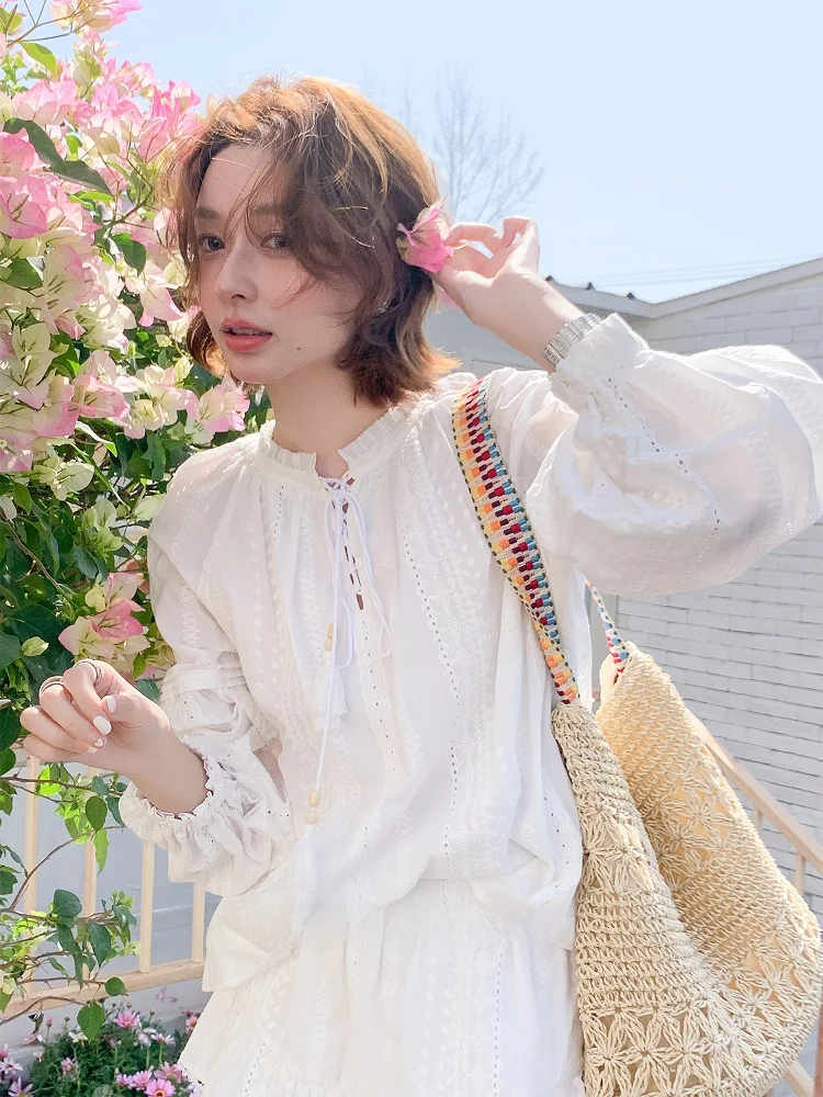 Летний женский комплект: вышитые хлопковые брюки-шорты свободного кроя с эластичным поясом, белый, повседневный стиль
Летний женский комплект: вышитые хлопковые брюки-шорты свободного кроя с эластичным поясом, белый, повседневный стиль