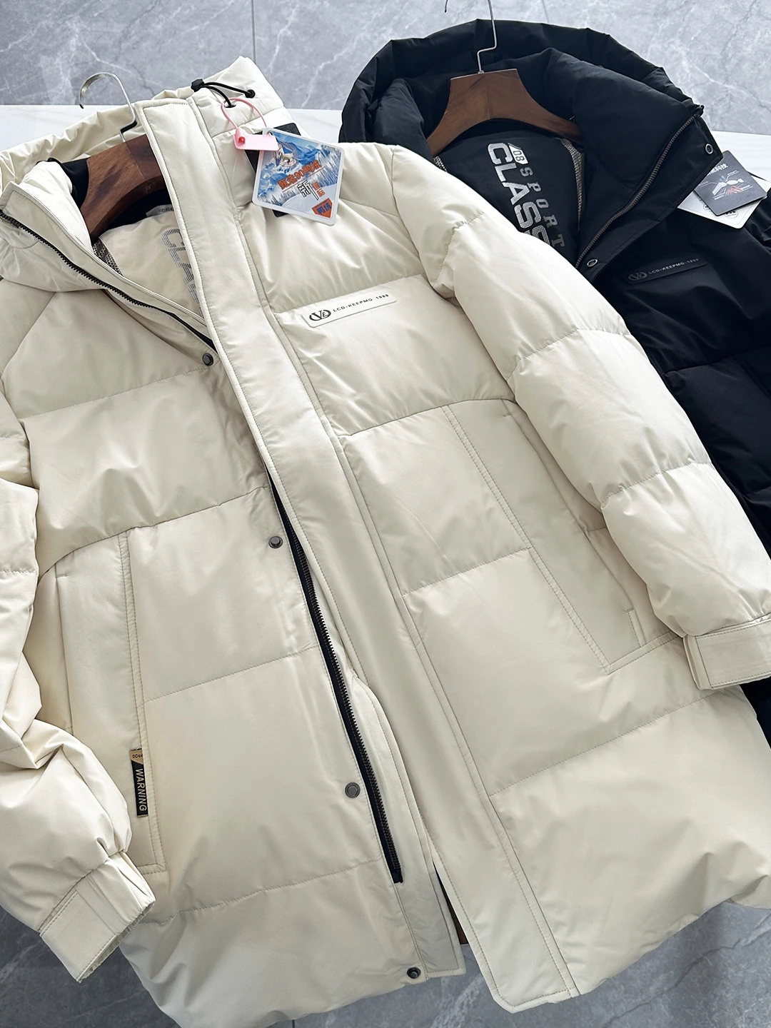 Техническая футболка-стойка! Пушистый 90-дюймовый пух! Зимняя мужская aphene, ветрозащитная, теплая, средней длины, с капюшоном, пуховая, повседневная, Jaet
Техническая футболка-стойка! Пушистый 90-дюймовый пух! Зимняя мужская aphene, ветрозащитная, теплая, средней длины, с капюшоном, пуховая, повседневная, Jaet