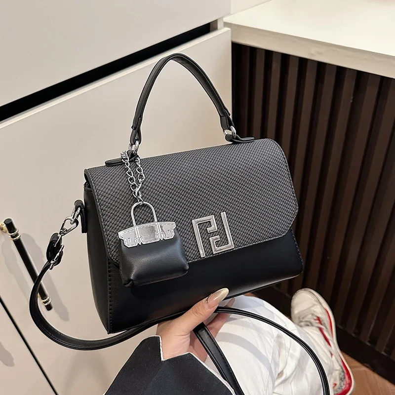 2025 Luxury Designer Crossbody Bag For Women - Trendy Minimalist Leather Handbag With Letter Logo, Elegant Vintage Casual Large
2025 Luxury Designer Crossbody Bag For Women - Trendy Minimalist Leather Handbag With Letter Logo, Elegant Vintage Casual Large