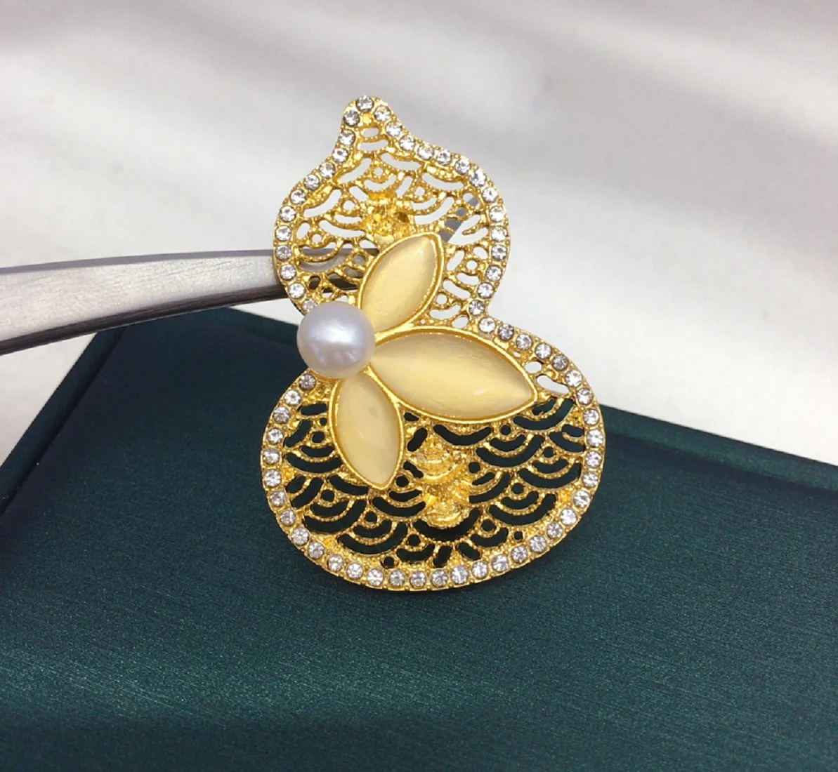 Natural Freshwater Pearl New Chinese Gourd Brooch Good Luck Fulu Corsage
Natural Freshwater Pearl New Chinese Gourd Brooch Good Luck Fulu Corsage
