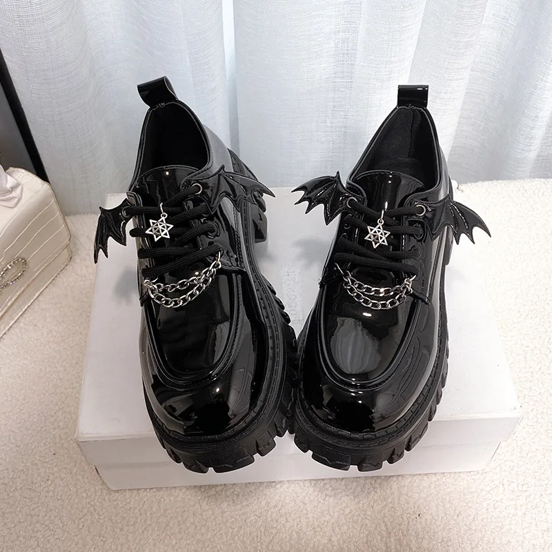 Dark Punk Style Metal Chain Star Platform Single Shoe Muffin Bottom Wing Lace Round Toe Small Leather Shoes for Party Cosplay
Dark Punk Style Metal Chain Star Platform Single Shoe Muffin Bottom Wing Lace Round Toe Small Leather Shoes for Party Cosplay