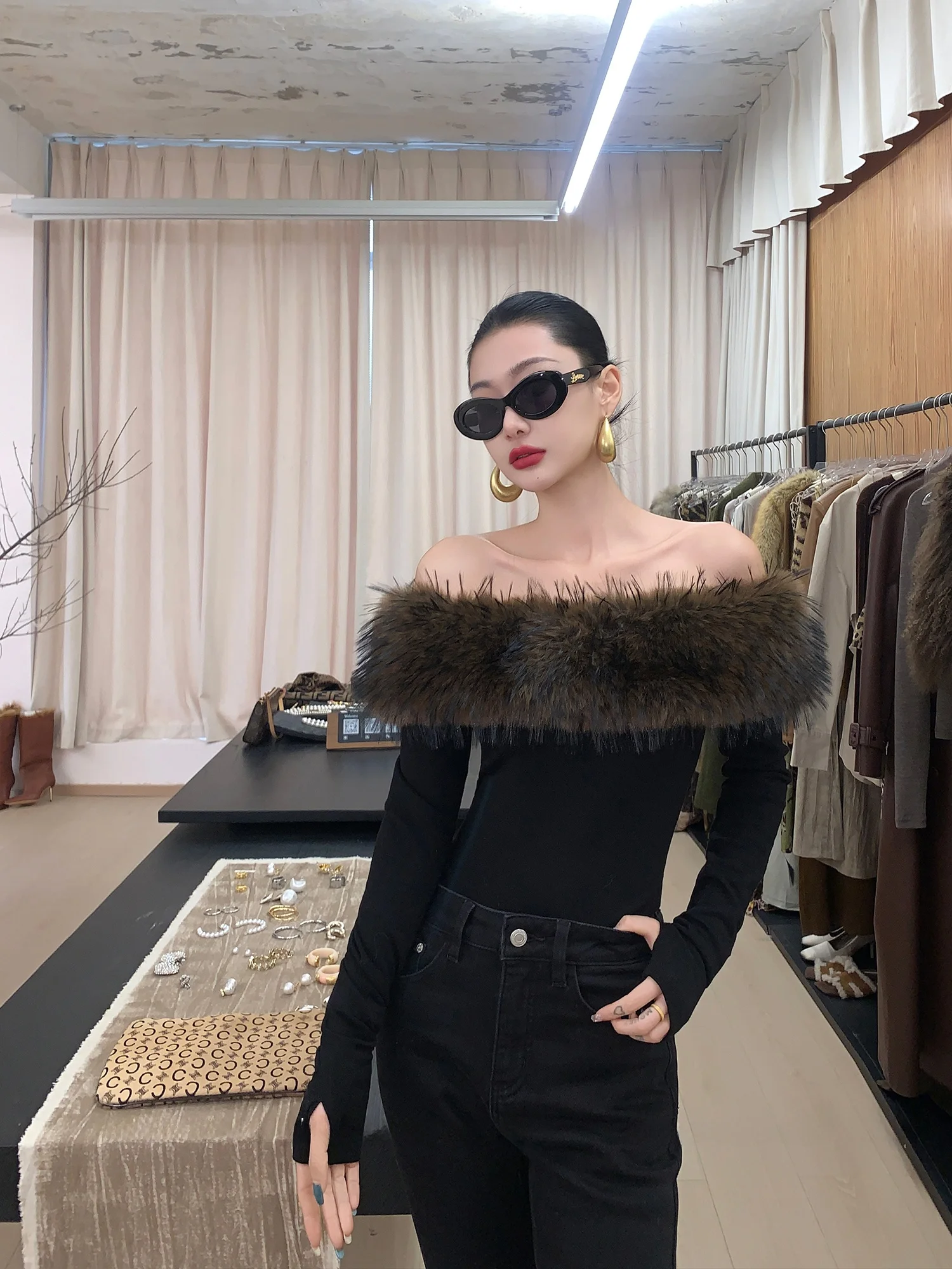 Dongniwow13 Early Spring 2026 Sexy Spicy Girl Shoulder Bared Long Sleeve T Shirt with Fur Collar Slim Fit Cotton Polyester Blend
Dongniwow13 Early Spring 2026 Sexy Spicy Girl Shoulder Bared Long Sleeve T Shirt with Fur Collar Slim Fit Cotton Polyester Blend