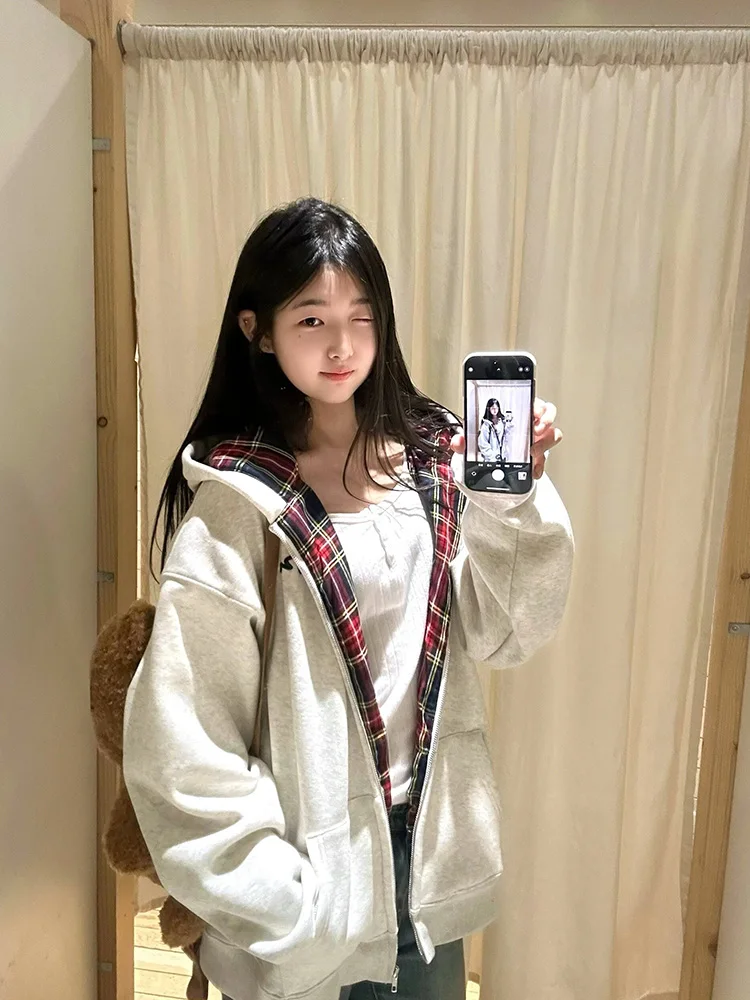 Ретро-американская клетчатая толстовка с капюшоном для женщин, новинка 2024 года, осенне-зимняя, на молнии, свободного кроя, в стиле кэжуал, для повседневной носки, модная
Ретро-американская клетчатая толстовка с капюшоном для женщин, новинка 2024 года, осенне-зимняя, на молнии, свободного кроя, в стиле кэжуал, для повседневной носки, модная