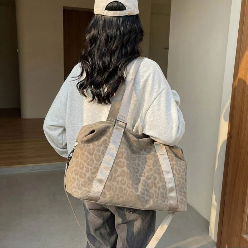 Large Capacity Leopard Print Lightweight Waterproof Hand Travel Bag Short Distance Business Trip Storage Swimming Fitness Bag
Large Capacity Leopard Print Lightweight Waterproof Hand Travel Bag Short Distance Business Trip Storage Swimming Fitness Bag