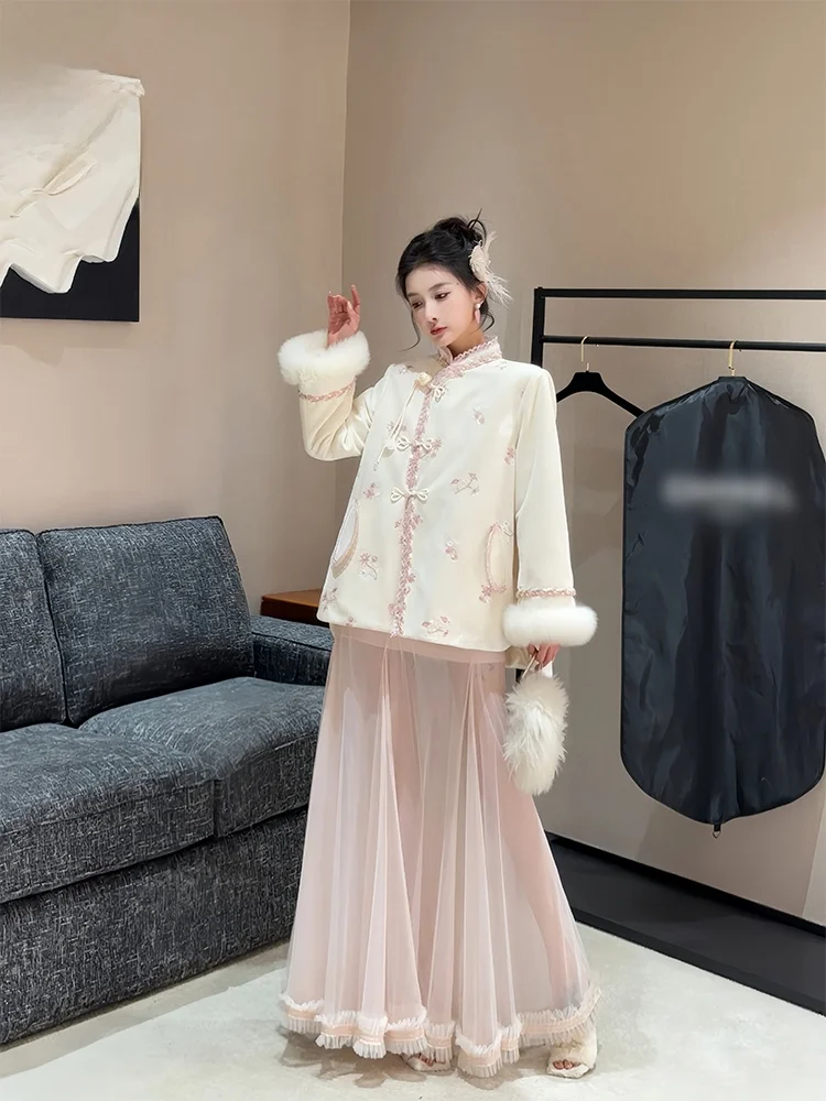 Новый зимний женский костюм PITAO Plum Blossom Attraction: пальто с вышивкой в китайском стиле и пуговицами, модный комплект
Новый зимний женский костюм PITAO Plum Blossom Attraction: пальто с вышивкой в китайском стиле и пуговицами, модный комплект