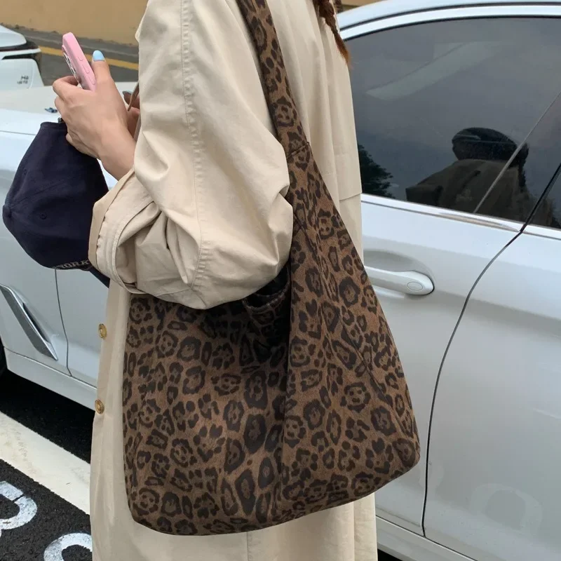 Korean Niche Leopard Print Canvas Bag Autumn and Winter New Casual Lazy Wind Shoulder Bag Large Capacity Commuter Tote Bag
Korean Niche Leopard Print Canvas Bag Autumn and Winter New Casual Lazy Wind Shoulder Bag Large Capacity Commuter Tote Bag