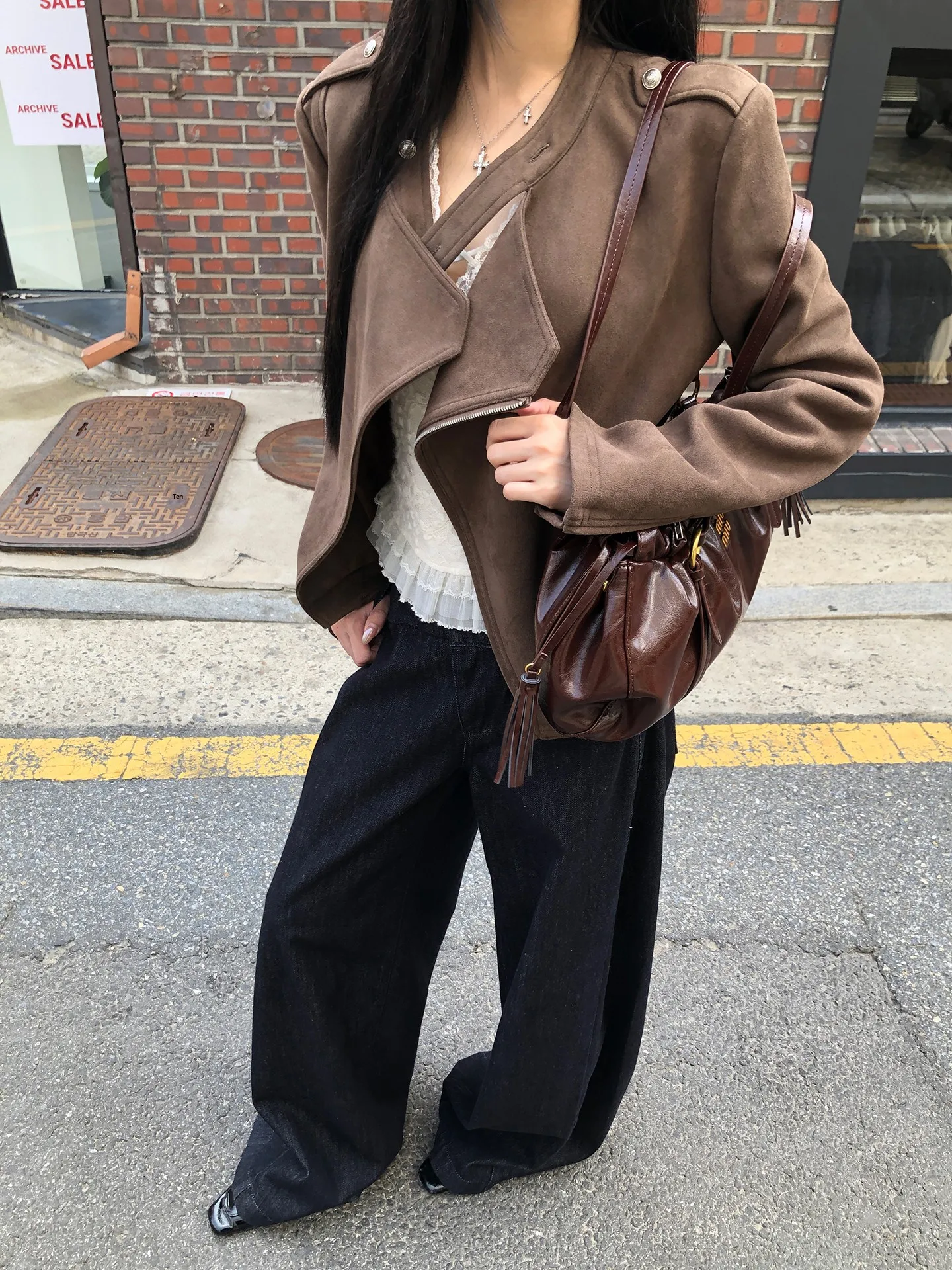 Красная байкерская замшевая куртка знаменитостей, женская свободная посадка, осень 2024, новая мода, теплое пальто из полиэстера и спандекса в стиле ретро
Красная байкерская замшевая куртка знаменитостей, женская свободная посадка, осень 2024, новая мода, теплое пальто из полиэстера и спандекса в стиле ретро