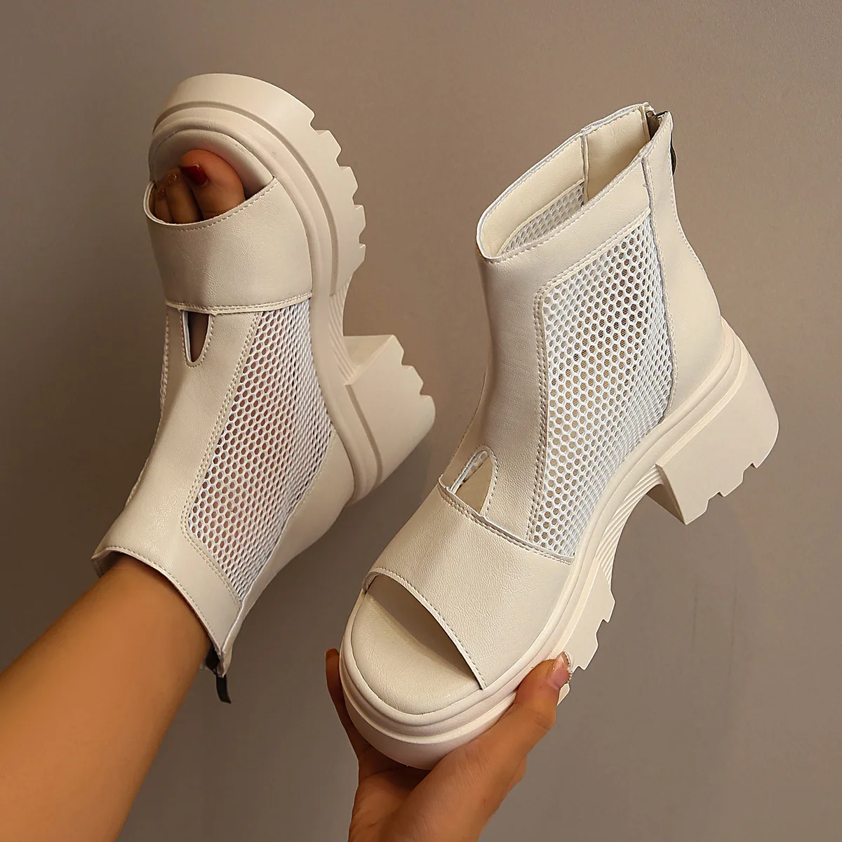 Women's Summer Fashion High Heels Thick Bottom Large Mesh Elegant Coarse Heels Women's Cool Boots
Women's Summer Fashion High Heels Thick Bottom Large Mesh Elegant Coarse Heels Women's Cool Boots