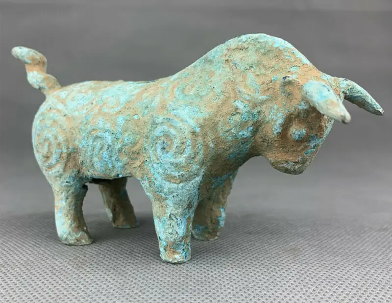 Ancient Chinese Bronze Antique Dynasty patina horse statue
Ancient Chinese Bronze Antique Dynasty patina horse statue