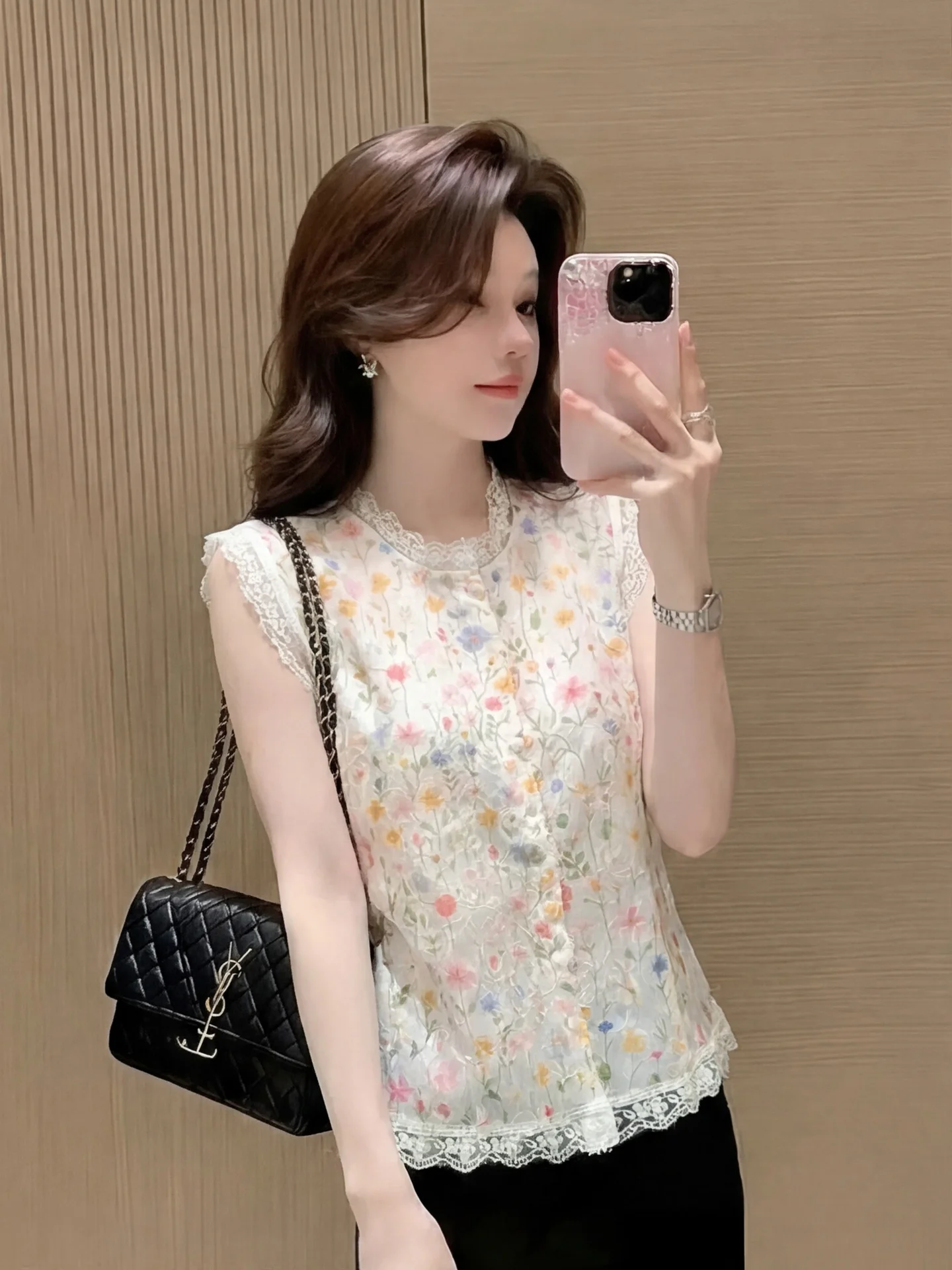 Floral Print Sleeveless Shirt Women's Summer New Unique Beautiful Lace Trim Short round Neck Vest Top Fashionable Casual Wear
Floral Print Sleeveless Shirt Women's Summer New Unique Beautiful Lace Trim Short round Neck Vest Top Fashionable Casual Wear