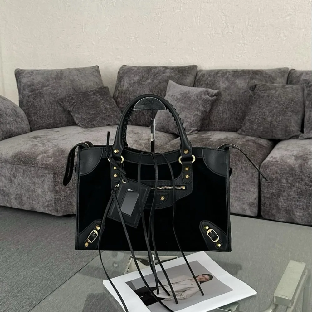 Rivet Locomotive Bag Women's New Large-capacity Commuter Travel Handbag Versatile Texture Messenger Fashion Texture Unique
Rivet Locomotive Bag Women's New Large-capacity Commuter Travel Handbag Versatile Texture Messenger Fashion Texture Unique