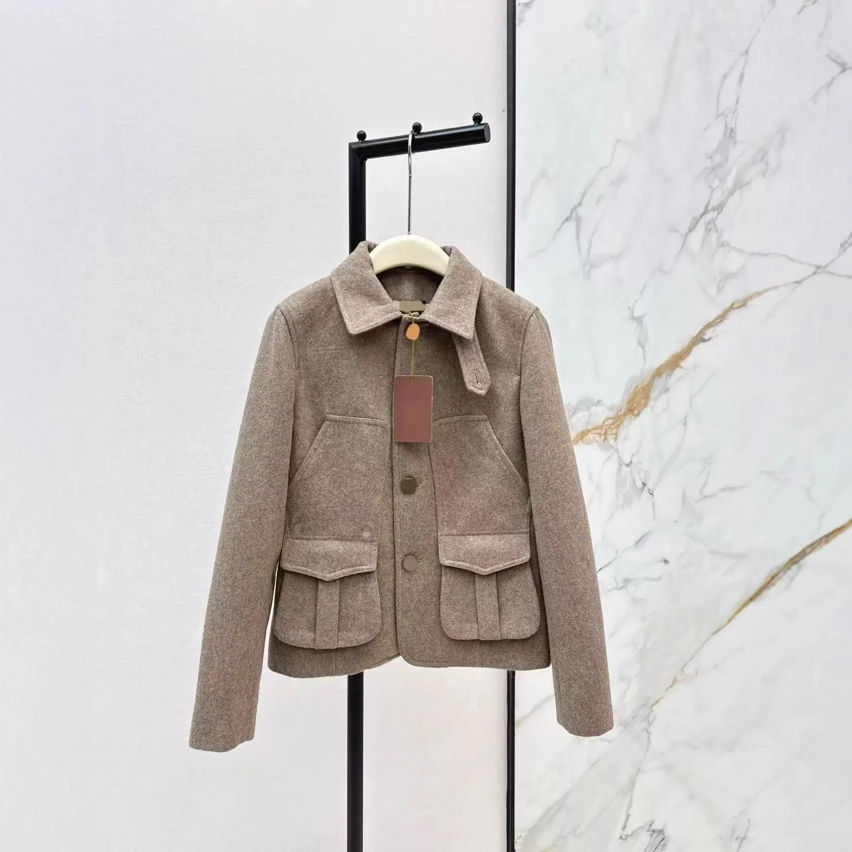 Spring Early Pocket Style Women's Jacket 26 Handsome Silhouette Turn-down Collar Wool Button Single Row New Model 2026
Spring Early Pocket Style Women's Jacket 26 Handsome Silhouette Turn-down Collar Wool Button Single Row New Model 2026