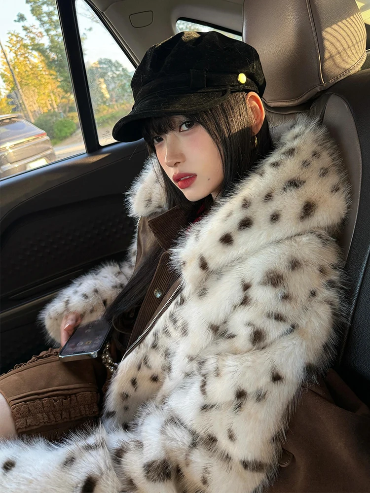 Женское утепленное пальто с капюшоном и мехом, зимнее, новое, с леопардовым принтом, из экологичного плюша, модное, теплое, с длинными рукавами
Женское утепленное пальто с капюшоном и мехом, зимнее, новое, с леопардовым принтом, из экологичного плюша, модное, теплое, с длинными рукавами