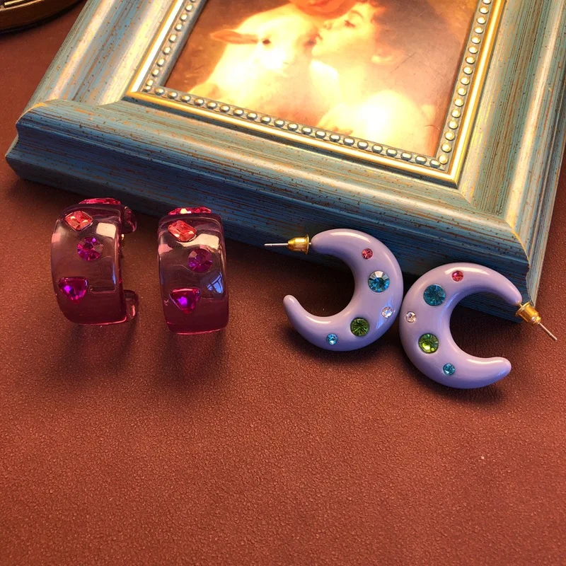 Resin inlaid diamond C shaped ear stud temperament fashionable earrings for women versatile
Resin inlaid diamond C shaped ear stud temperament fashionable earrings for women versatile