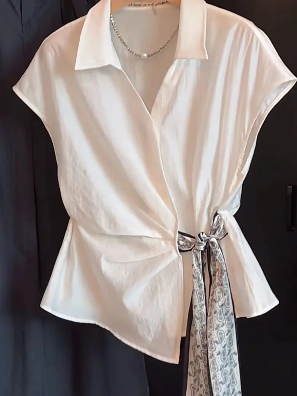 Summer New Style V-Neck Fashion Pleated Waist-Cinching Shirt Women's Luxury Scarf-Tied Blouse Korean Style Loose Fit Short Sl...
Summer New Style V-Neck Fashion Pleated Waist-Cinching Shirt Women's Luxury Scarf-Tied Blouse Korean Style Loose Fit Short Sl...