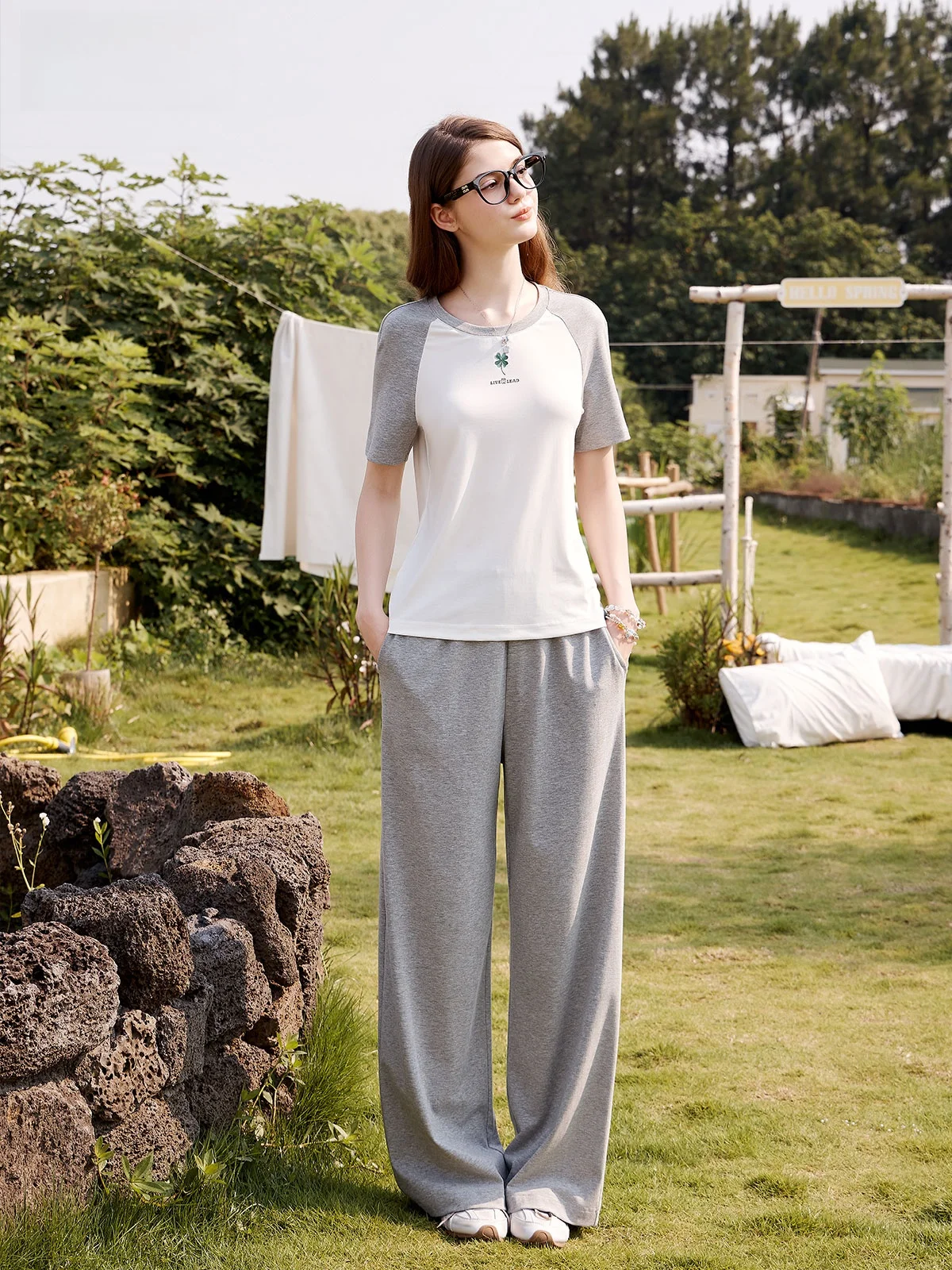 LIVETOLEAD Summer Lazy Person's Set Lightweight Breathable Knitted Splice Sports T-shirt And Pants Fashionable Two-Piece Suit
LIVETOLEAD Summer Lazy Person's Set Lightweight Breathable Knitted Splice Sports T-shirt And Pants Fashionable Two-Piece Suit