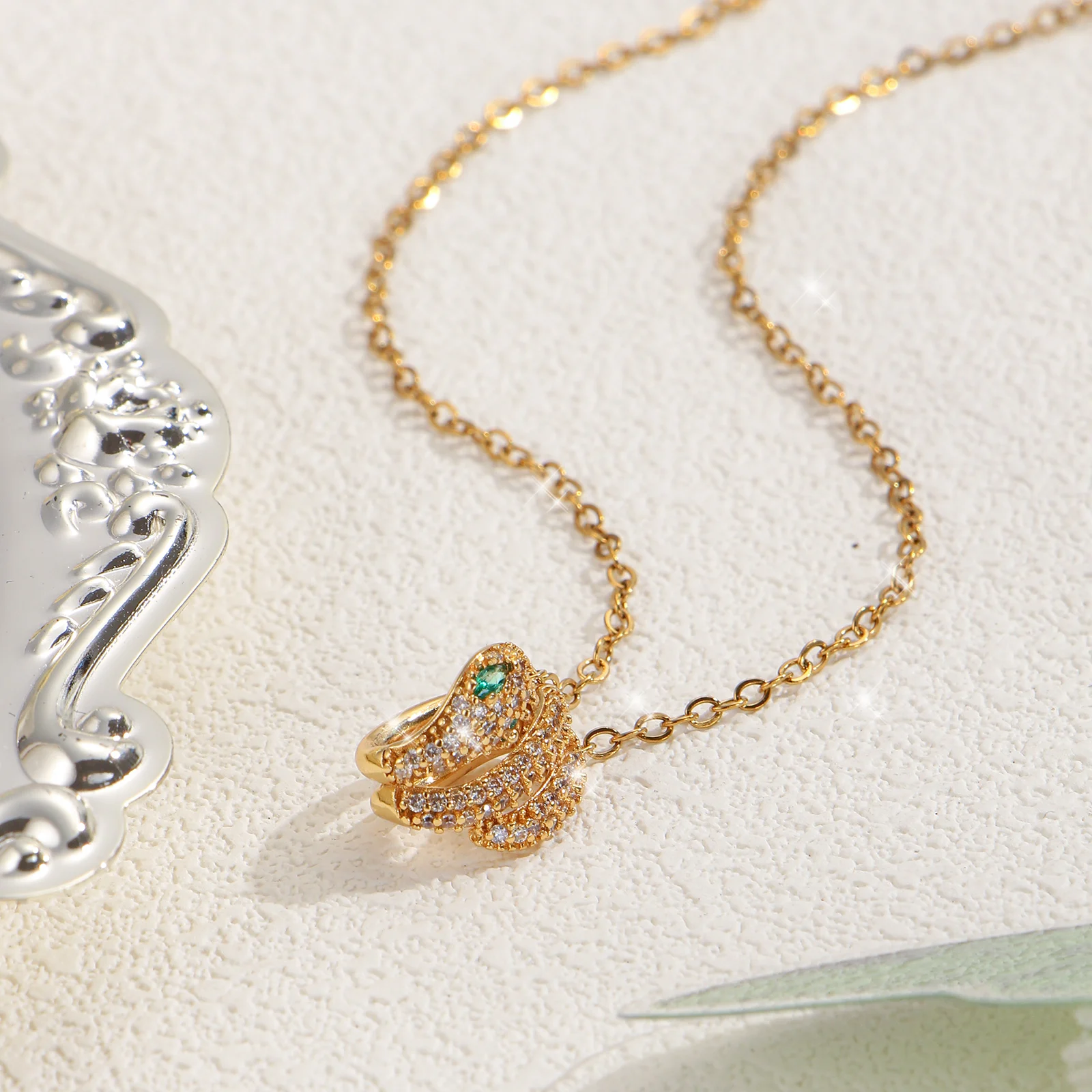 women fashion necklace 1pc diamond inlaid green eye snake shape golden clavicle chain light luxury niche versatile style
women fashion necklace 1pc diamond inlaid green eye snake shape golden clavicle chain light luxury niche versatile style