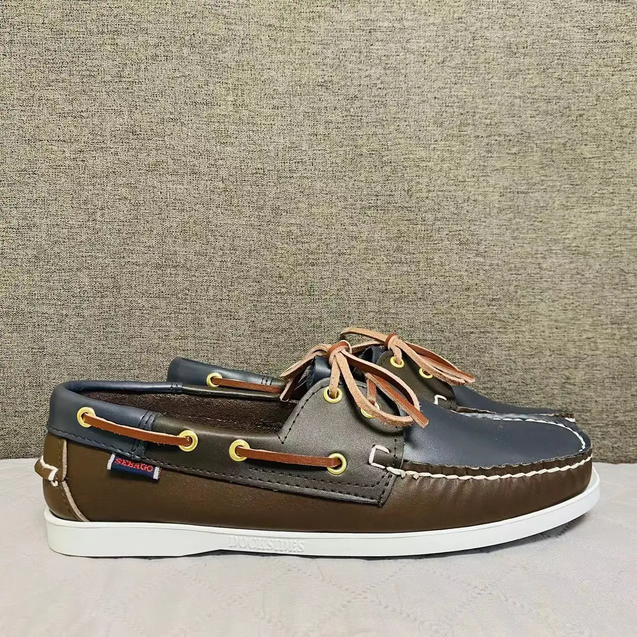 SEBAGO Men Homme Authentic Docksides Shoes - Premium Leather Moc Toe Lace Up Boat Shoes 172A
SEBAGO Men Homme Authentic Docksides Shoes - Premium Leather Moc Toe Lace Up Boat Shoes 172A