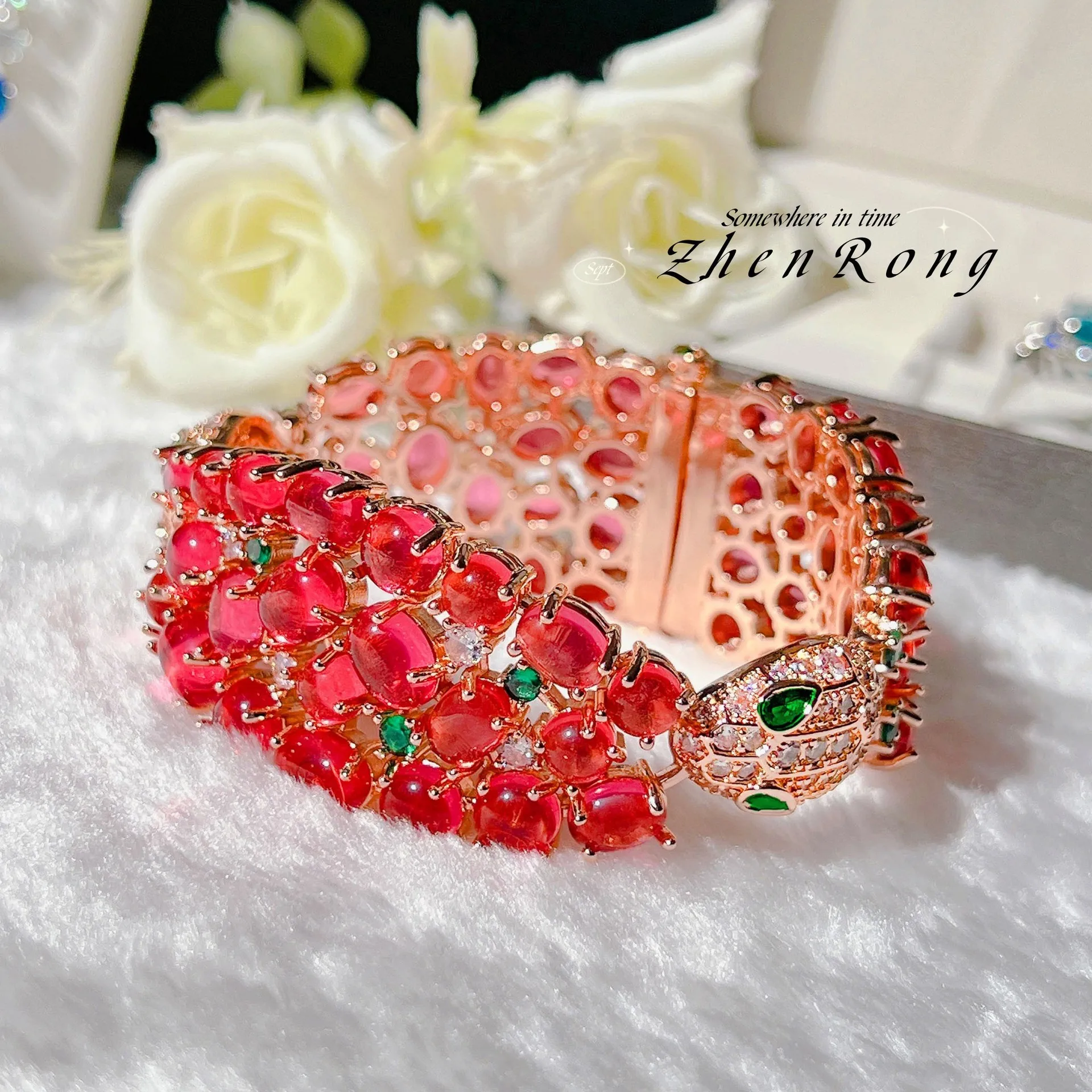 Retro Fashion Bracelet Red Hollow Zircon Snake Head Buckle Jewelry Bangle for Women S925 Silver Wedding Banquet Birthday Gift
Retro Fashion Bracelet Red Hollow Zircon Snake Head Buckle Jewelry Bangle for Women S925 Silver Wedding Banquet Birthday Gift