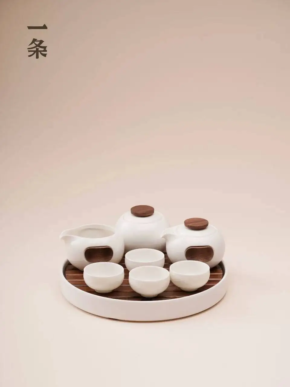 A Of Solid Wood Black Walnut Tray And Kung Fu Tea Set For Home Use In The Living Room, Simple Modern Light Luxury Gift Box
A Of Solid Wood Black Walnut Tray And Kung Fu Tea Set For Home Use In The Living Room, Simple Modern Light Luxury Gift Box