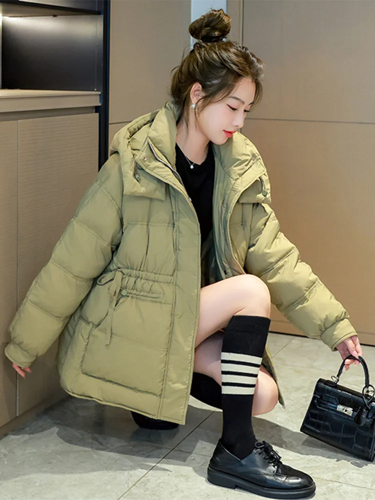 Женская утепленная хлопковая куртка средней длины с поясом на талии, зимнее пальто в корейском стиле, для повседневной носки, с длинными рукавами, на молнии, с капюшоном
Женская утепленная хлопковая куртка средней длины с поясом на талии, зимнее пальто в корейском стиле, для повседневной носки, с длинными рукавами, на молнии, с капюшоном