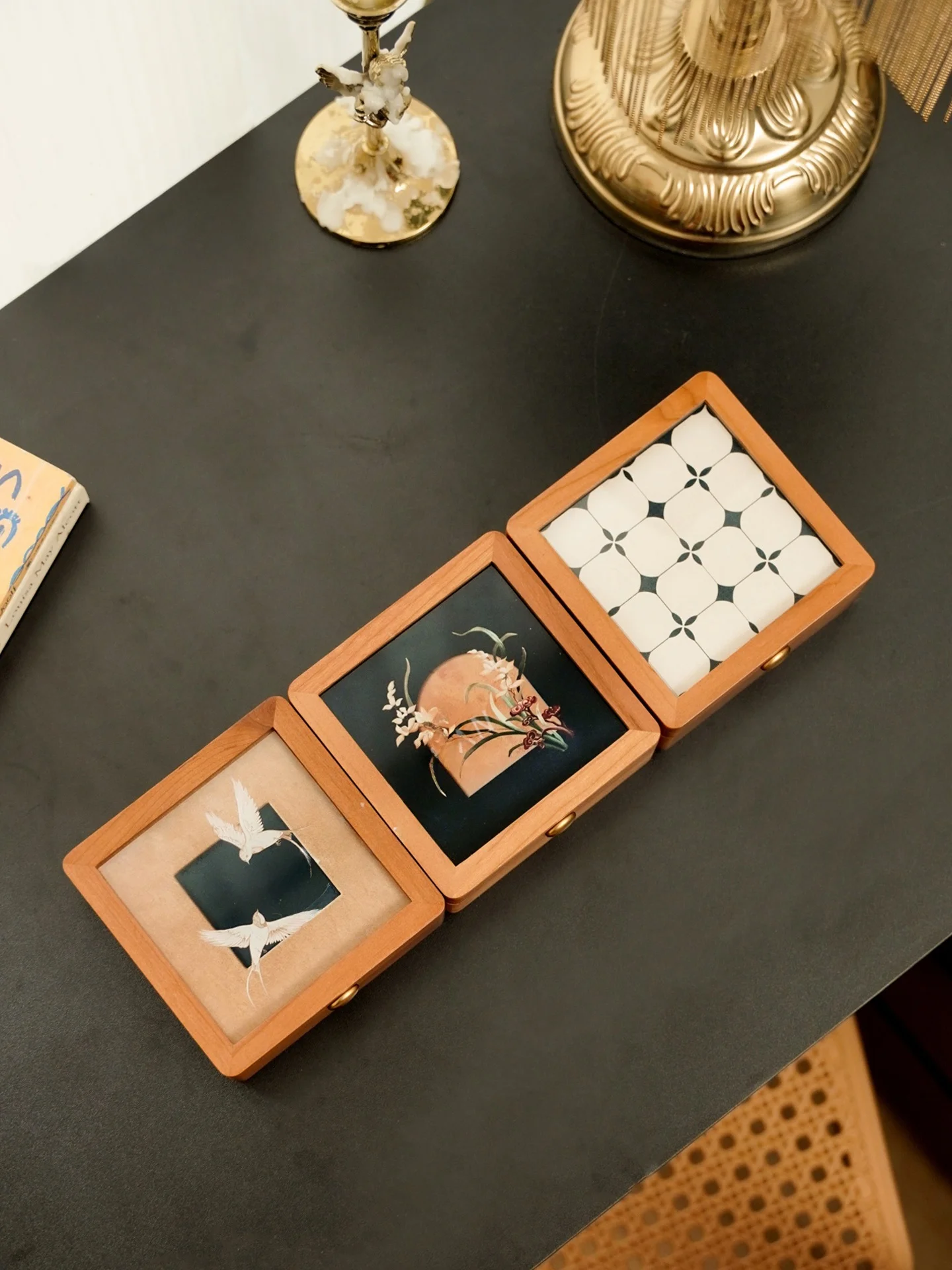 Портативная высококачественная деревянная шкатулка для украшений с креативным дизайном, футляр для хранения аксессуаров ручной работы и личных вещей
Портативная высококачественная деревянная шкатулка для украшений с креативным дизайном, футляр для хранения аксессуаров ручной работы и личных вещей