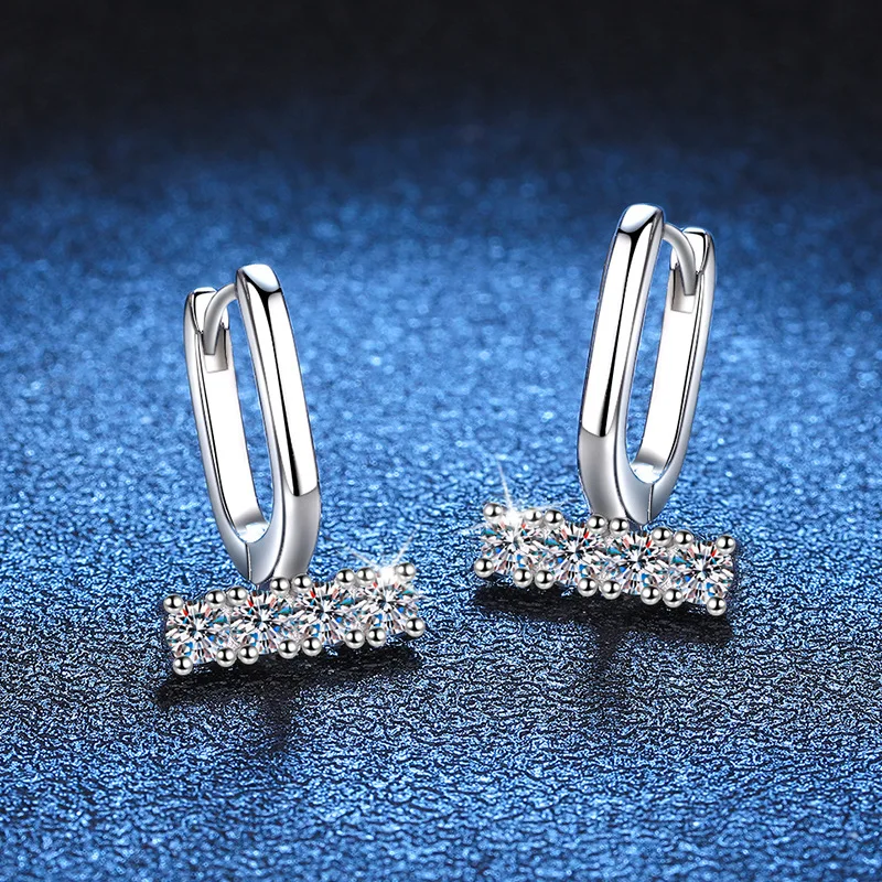 Moissanite U-shaped earrings 18K gold set with a single diamond 0.1 carat D-color Moissanite earrings platinum PT950 imprint
Moissanite U-shaped earrings 18K gold set with a single diamond 0.1 carat D-color Moissanite earrings platinum PT950 imprint