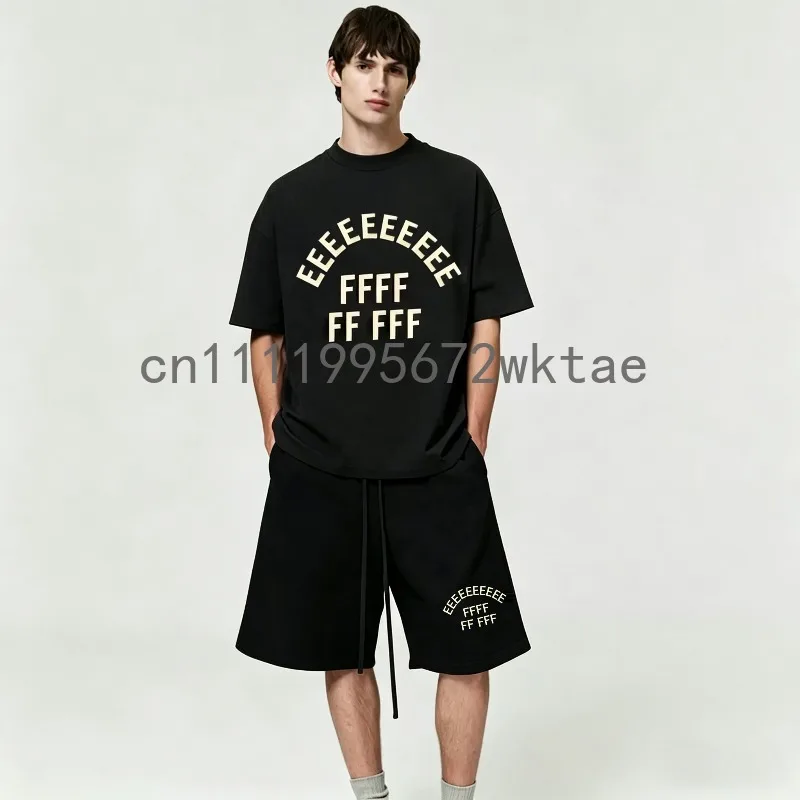 26SS Brand Double Line High Street Men's T-shirt Set Luxury Design 3D Silicone Letter Short Sleeve Couple Unisex Top Shorts Suit
26SS Brand Double Line High Street Men's T-shirt Set Luxury Design 3D Silicone Letter Short Sleeve Couple Unisex Top Shorts Suit