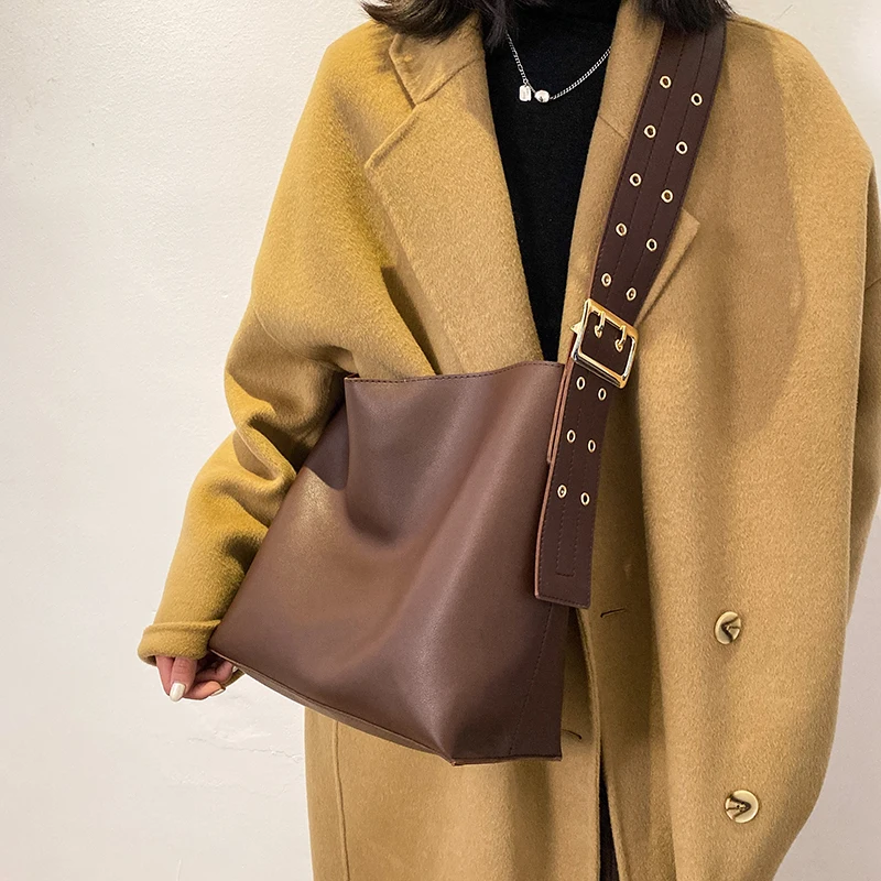 Fashion Women Messenger Bag New Large Capacity Commute Crossbody Bags 2022 Korean Wide Shoulder Strap Bucket Pack
Fashion Women Messenger Bag New Large Capacity Commute Crossbody Bags 2022 Korean Wide Shoulder Strap Bucket Pack