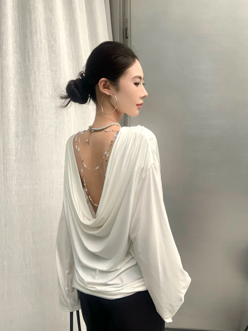 Women's sexy design, backless swing collar, bead chain decoration, long sleeved loose T-shirt, temperament cover shirt top
Women's sexy design, backless swing collar, bead chain decoration, long sleeved loose T-shirt, temperament cover shirt top