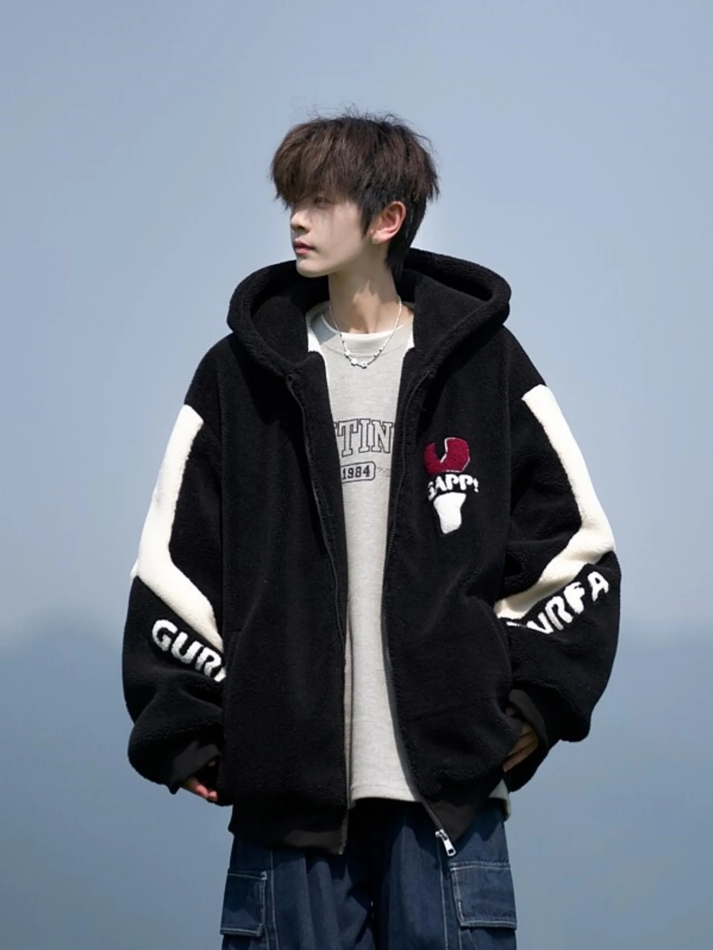 Мужская зимняя куртка из овечьего меха и хлопка с капюшоном, утепленная, с цветовыми блоками, на флисовой подкладке, из овечьего вельвета, с дизайнерским акцентом
Мужская зимняя куртка из овечьего меха и хлопка с капюшоном, утепленная, с цветовыми блоками, на флисовой подкладке, из овечьего вельвета, с дизайнерским акцентом