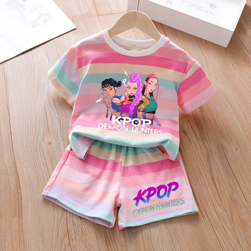 Комплекты KPop Demon Hunters, летние костюмы в полоску для маленьких девочек, кавайная футболка в стиле Харадзюку, короткая повседневная спортивная одежда, подарок для детей
Комплекты KPop Demon Hunters, летние костюмы в полоску для маленьких девочек, кавайная футболка в стиле Харадзюку, короткая повседневная спортивная одежда, подарок для детей
