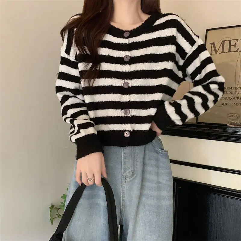 Lazy Wind Soft Striped Knitted Sweater Women Autumn Winter Short Long Sleeve Cardigan Jacket Tide Cute Retro
Lazy Wind Soft Striped Knitted Sweater Women Autumn Winter Short Long Sleeve Cardigan Jacket Tide Cute Retro