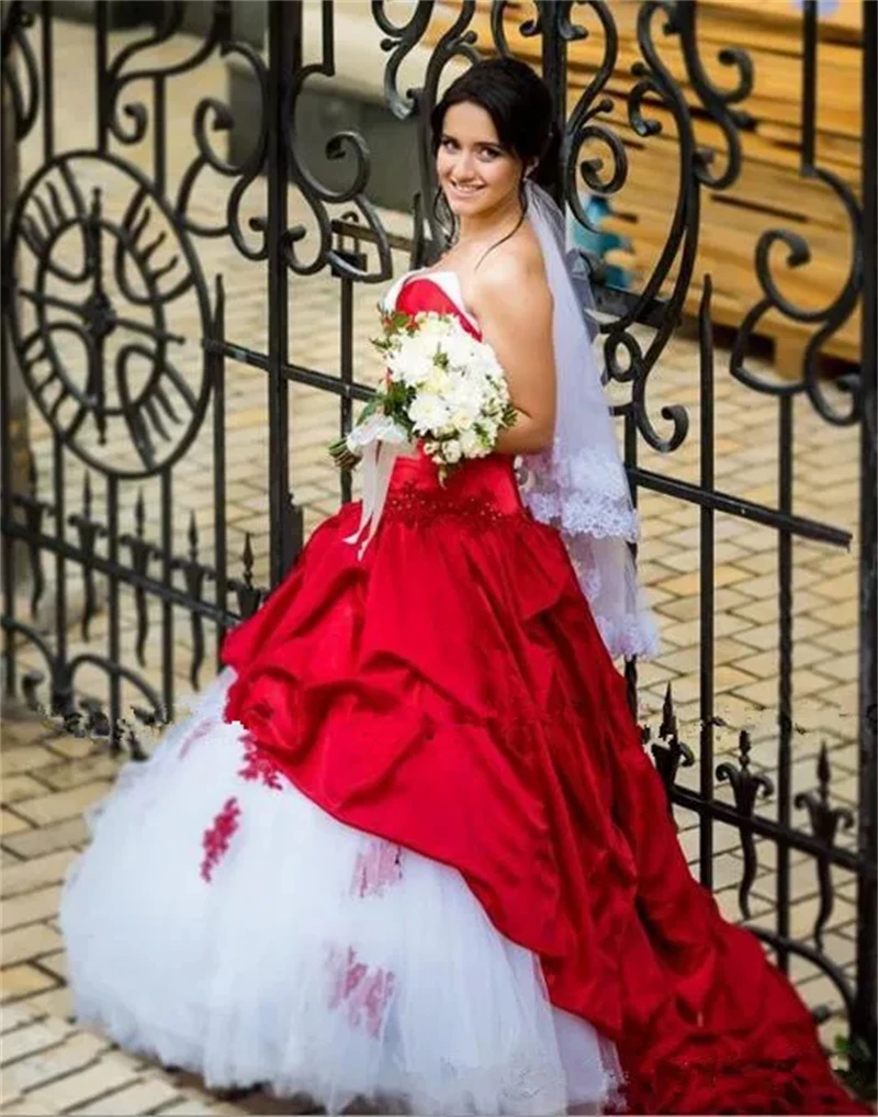 Ruched White And Red Wedding Dress Sweetheart Neck Customized Long Satin And Tulle Bridal Gowns Lace Appliques Bustle Robe
Ruched White And Red Wedding Dress Sweetheart Neck Customized Long Satin And Tulle Bridal Gowns Lace Appliques Bustle Robe