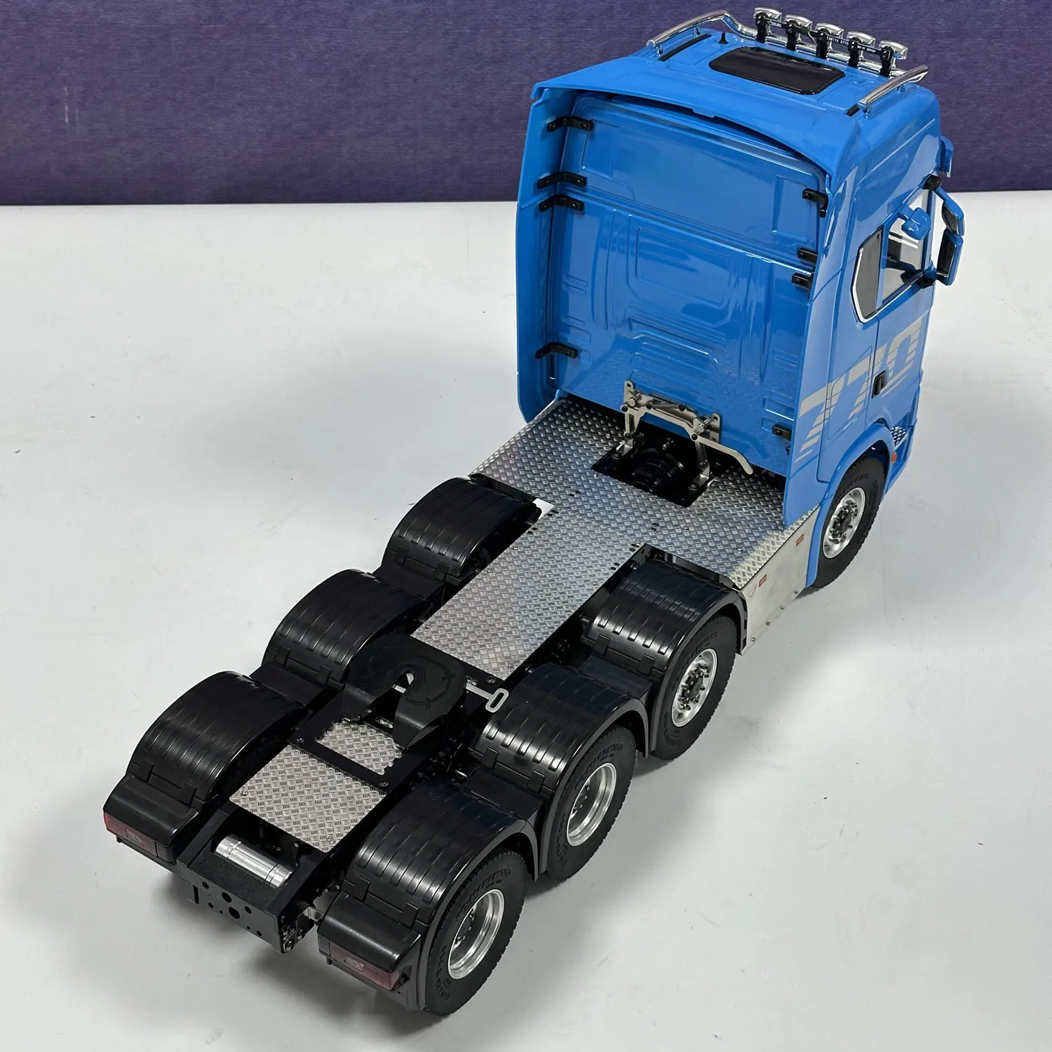 8×8 RC Tractor Truck 1/14 RC Lorry Vehicles Metal Chassis Openable Doors Remote Control Lights Sounds System 2-Speed Gearbox Toy
8×8 RC Tractor Truck 1/14 RC Lorry Vehicles Metal Chassis Openable Doors Remote Control Lights Sounds System 2-Speed Gearbox Toy