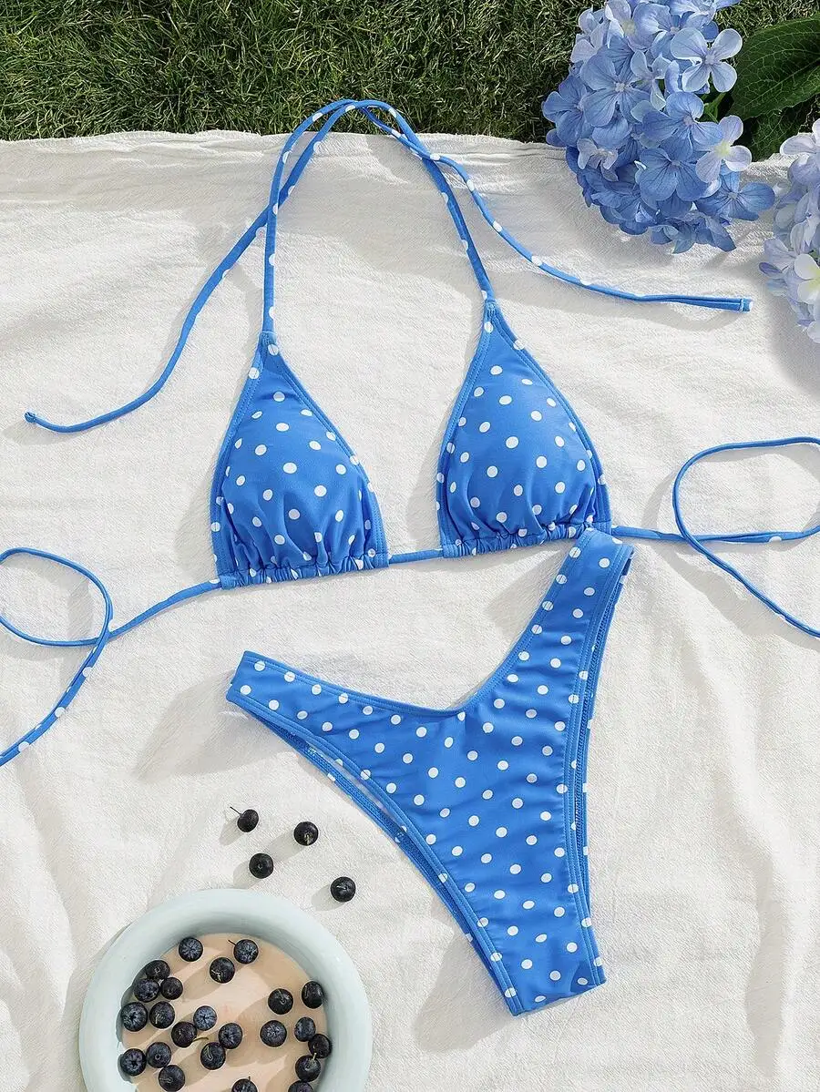 Сине-белый комплект бикини с треугольным топом в горошек и трусиками-стрингами с регулируемыми бретелями
Сине-белый комплект бикини с треугольным топом в горошек и трусиками-стрингами с регулируемыми бретелями