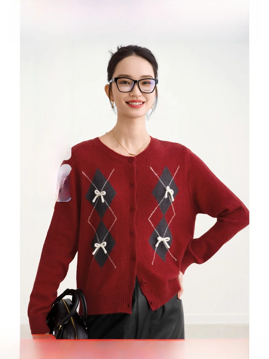 Faionable Knitted Woolen Sweater with Rhombus Pattern And Bear Velvet Low Collar Long Sve Cardigan for Young Women
Faionable Knitted Woolen Sweater with Rhombus Pattern And Bear Velvet Low Collar Long Sve Cardigan for Young Women